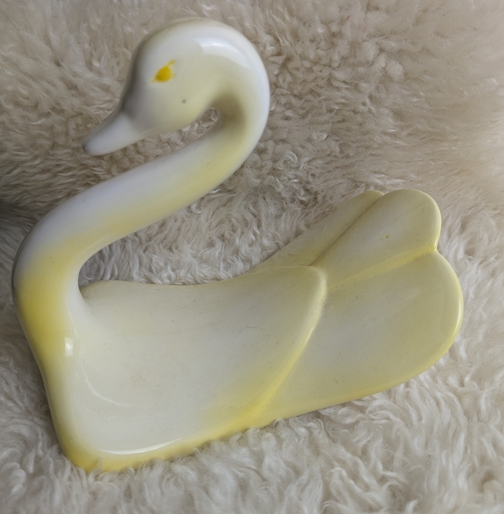 VINTAGE  SOFT YELLOW TOWEL HOLDER.